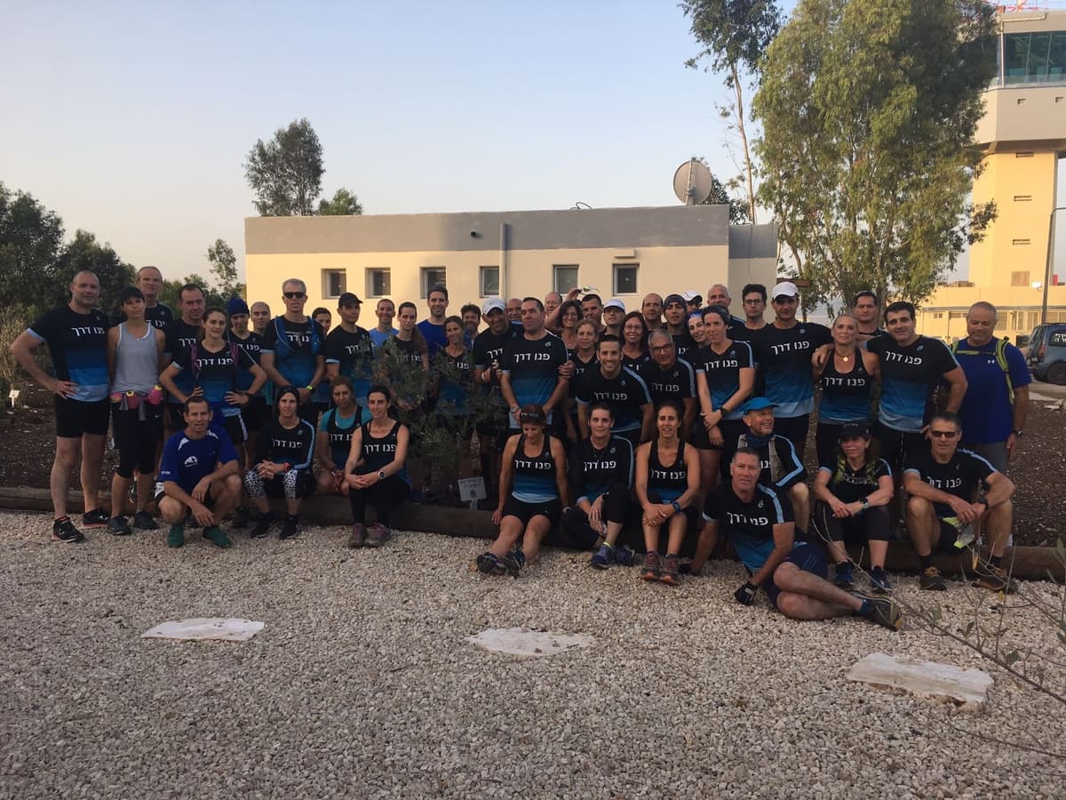 קבוצת רצים מגוונת מתאמנת יחד